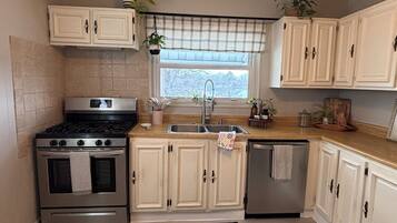 Réfrigérateur, four, plaque de cuisson, cafetiÚre/bouilloire