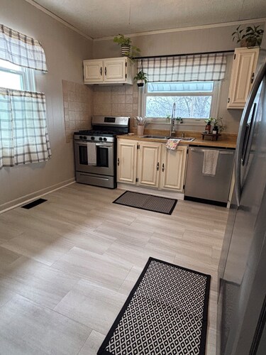 Homey 2-bedroom house in Beckley with WiFi.