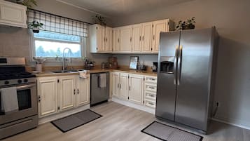 Réfrigérateur, four, plaque de cuisson, cafetiÚre/bouilloire