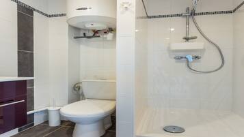Douche, sĂšche-cheveux, serviettes fournies