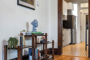 Ein Bücherregal aus Holz mit Büchern und einer Büste.