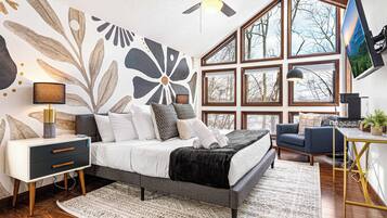 5 slaapkamers, een bureau, een strijkplank/strijkijzer, reisbedje