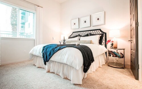 Luxurious 2-bedroom condo with WiFi, AC in fabulous Los Angeles
