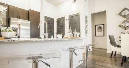 Luxurious 2-bedroom condo with WiFi, AC in fabulous Los Angeles