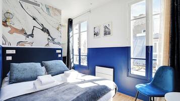 Een bureau, een strijkplank/strijkijzer, gratis wifi, beddengoed