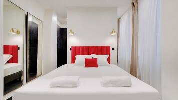 Escritorio, tabla de planchar con plancha, wifi gratis y ropa de cama