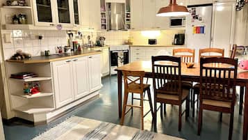 Jääkaappi, mikroaaltouuni, uuni, liesi