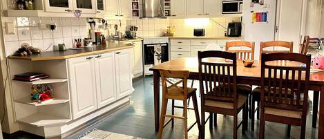 Jääkaappi, mikroaaltouuni, uuni, liesi