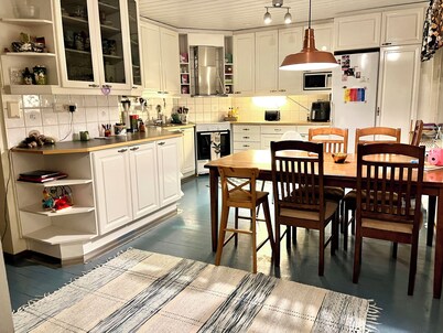 Playful villa for friends & families - near the city centre and fast way to SCV