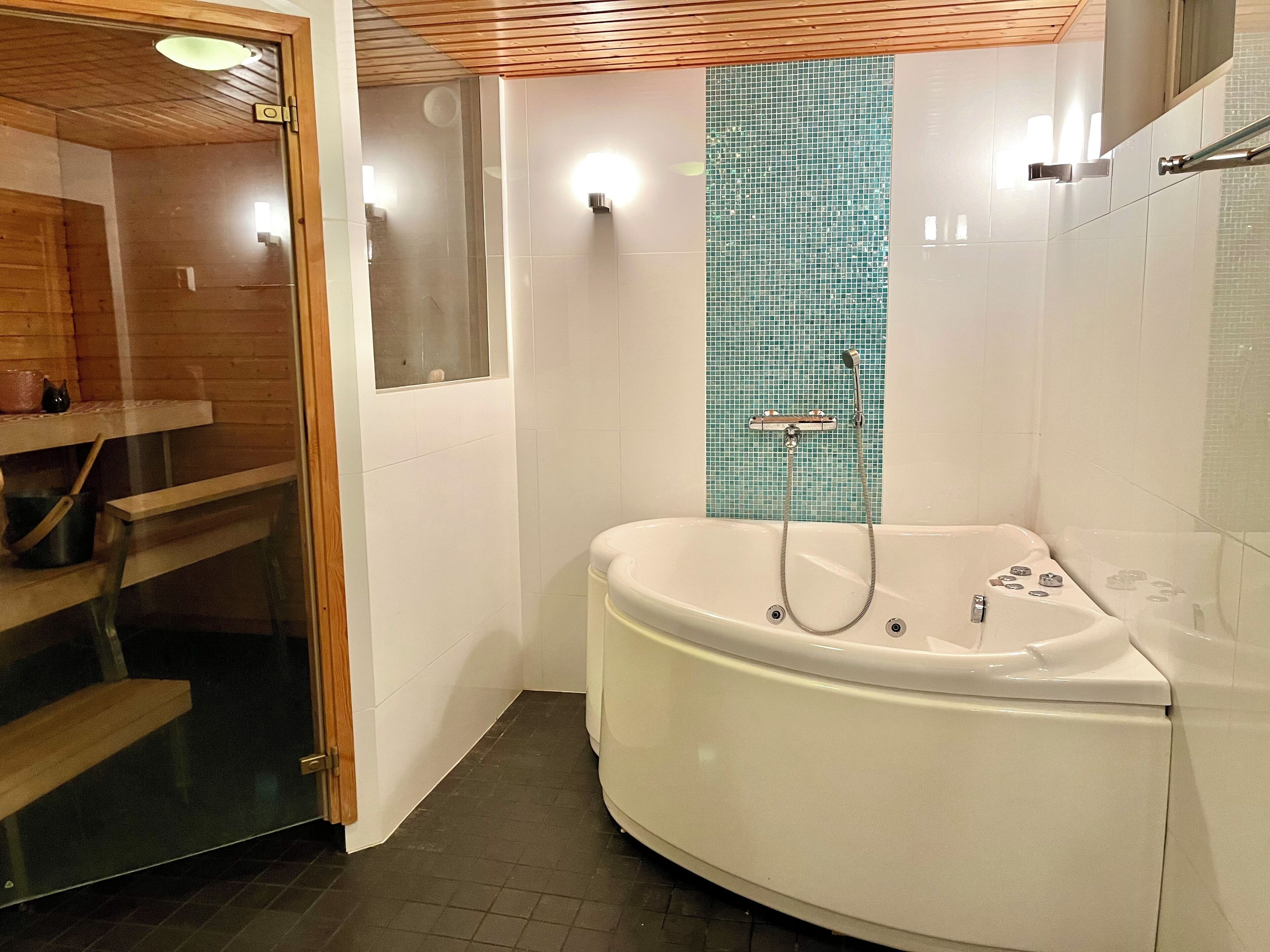 Suihku, poreamme, hiustenkuivaaja, bidee