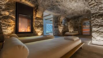 5 bedrooms, iron/ironing board, free WiFi, bed sheets