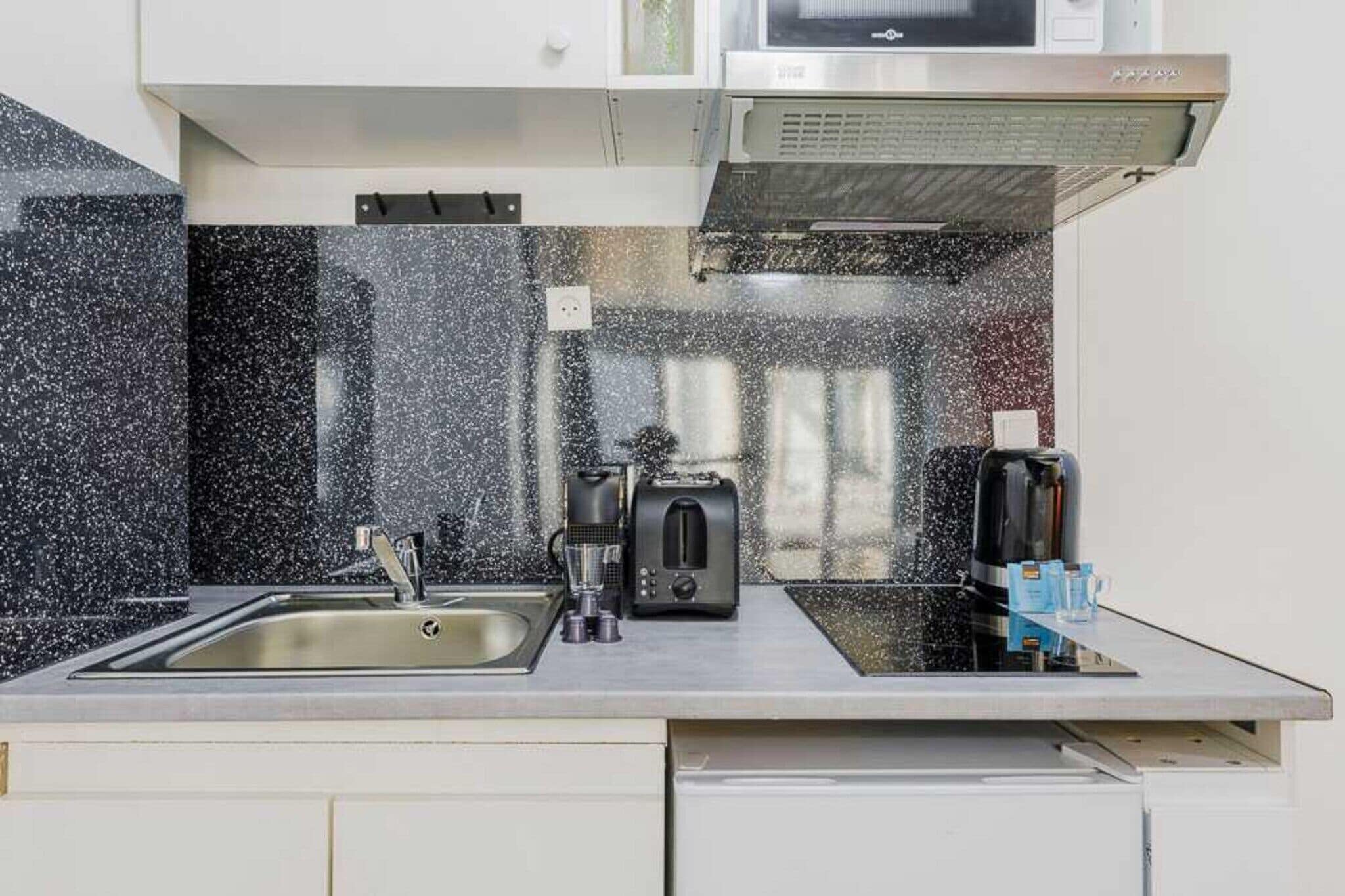 Fridge, microwave, stovetop, coffee/tea maker