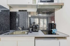 Fridge, microwave, stovetop, coffee/tea maker