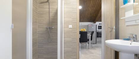 Douche, serviettes fournies