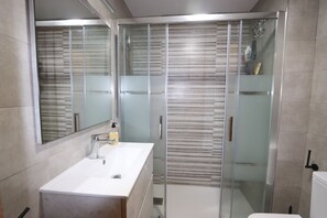 Dusche, Haartrockner, Handtücher