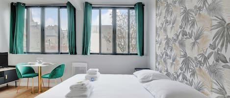 1 chambre, fer et planche à repasser, accès Internet