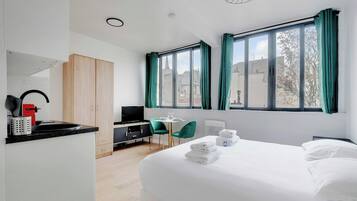 1 chambre, fer et planche à repasser, accès Internet