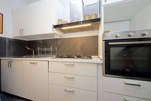 Frigorífico, horno, placa de cocina y lavavajillas