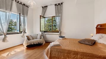 2 slaapkamers, een strijkplank/strijkijzer, gratis wifi, beddengoed