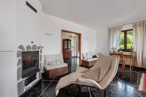 Una televisión, una chimenea