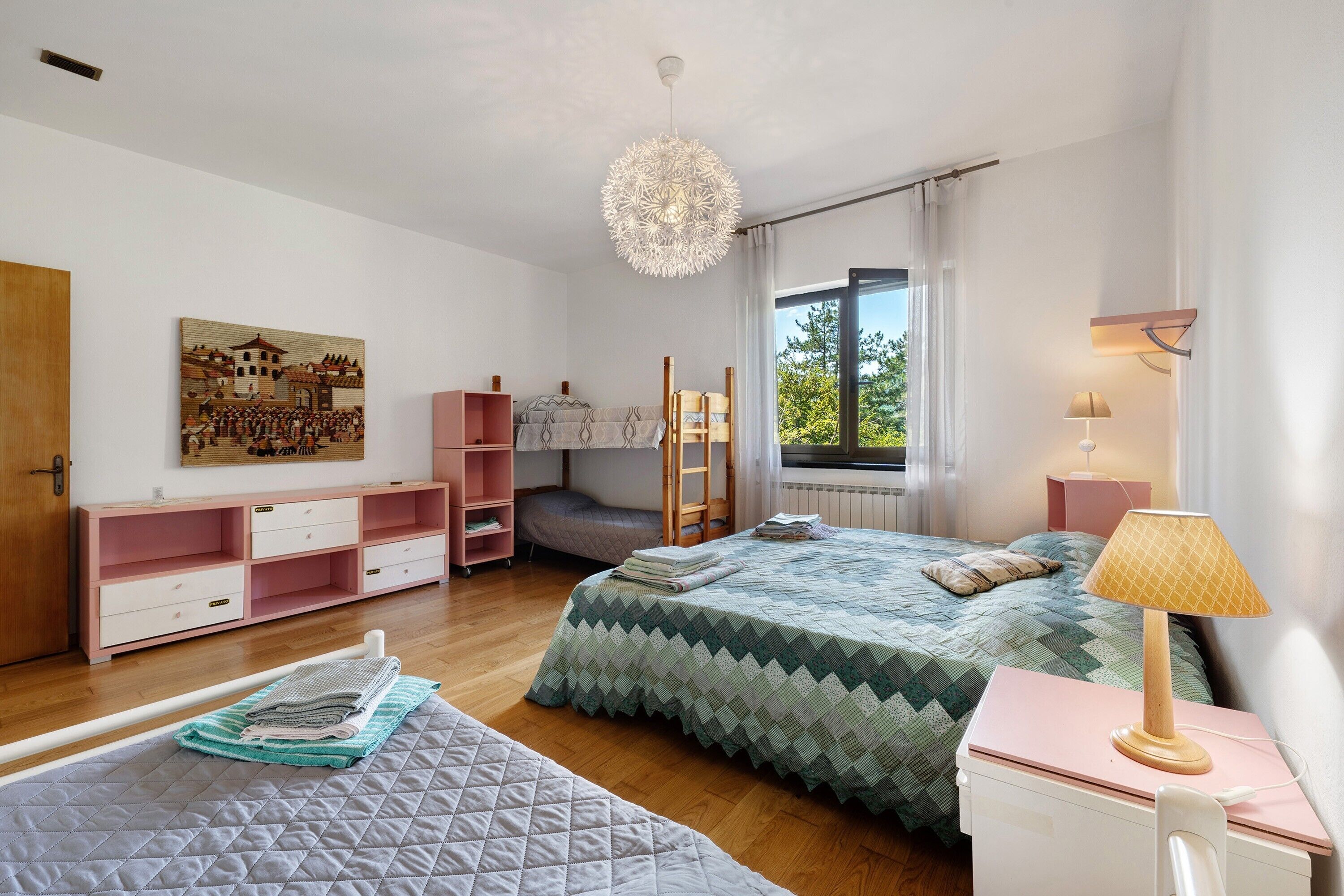 2 habitaciones, tabla de planchar con plancha y wifi gratis 