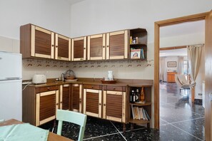 Fridge, oven, stovetop, electric kettle
