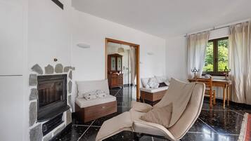 Télévision, cheminée