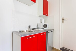 Refrigerador, microondas, placa de cocina, cafetera/tetera