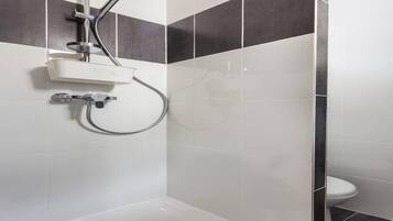 Douche, sĂšche-cheveux, serviettes fournies