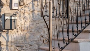 A stone wall with a mailbox and a metal staircase. - Apartment Oliva (45 m2) with shared terrace, sauna and lake view (Brenzone sul Garda)