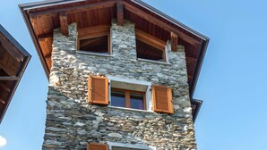 A stone building with wooden shutters and a sloped roof. - Holiday Home 'Casa Bianca' with Lake View, Private Terrace and Wi-Fi (Saliana (Pianello del Lario))