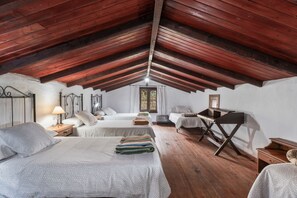 2 soverom, strykejern/-brett og sengetøy