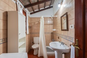 Shower, hair dryer, towels - Apartment 'Higuera Morales' with Mountain View and Private Terrace (Mocanal)