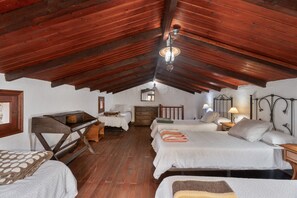 2 quartos, ferros/tábuas de passar roupa, roupa de cama