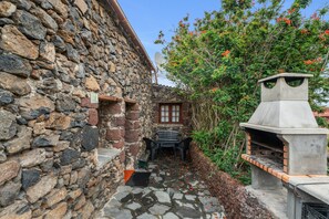 Outdoor dining - Apartment 'Higuera Morales' with Mountain View and Private Terrace (Mocanal)