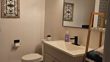 Secador de pelo, toallas, jabón y champú