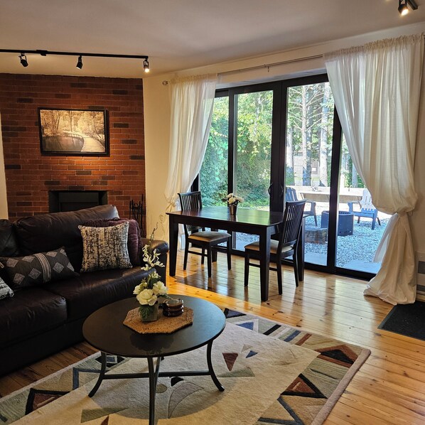 Smart TV, fireplace - Stay'n Play Getaway (Stirling)