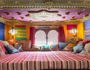 5 bedrooms, free WiFi, bed sheets