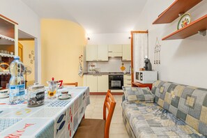 Refrigerador, microondas, cafetera y tetera y utensilios de cocina 