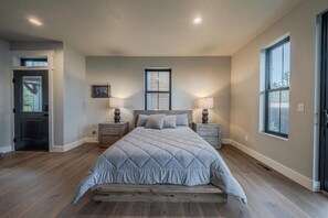 3 bedrooms, WiFi, bed sheets - New 3 Bd 3Ba Condo in the heart of Lakeside MT (Lakeside)