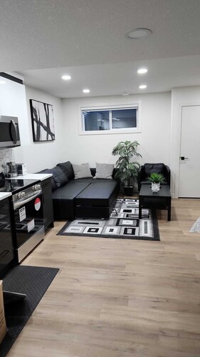 Cozy Super Luxury Legal Suite.20 minutes  to the airport.