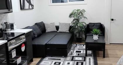 Cozy Super Luxury Legal Suite.20 minutes to the airport.