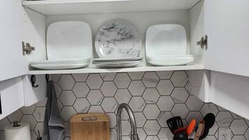 Kylskåp, mikrovågsugn, ugn och spishäll