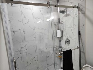 Secadora de cabello, bidet, toallas, jabón