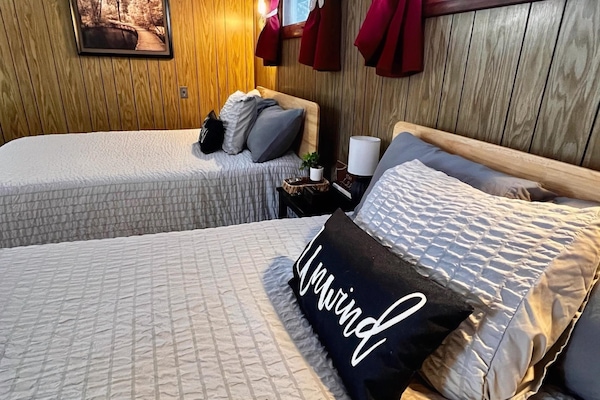 Queen studio in Paradise on lake superior, two queen beds