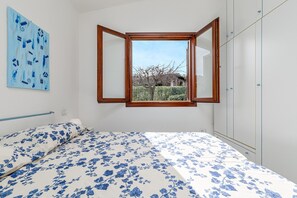 1 bedroom, bed sheets