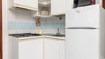 Kylskåp, kaffe- och tebryggare och grytor/köksredskap