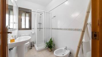 Douche, sèche-cheveux, serviettes fournies