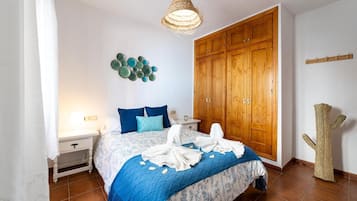 4 bedrooms, iron/ironing board, free WiFi, bed sheets