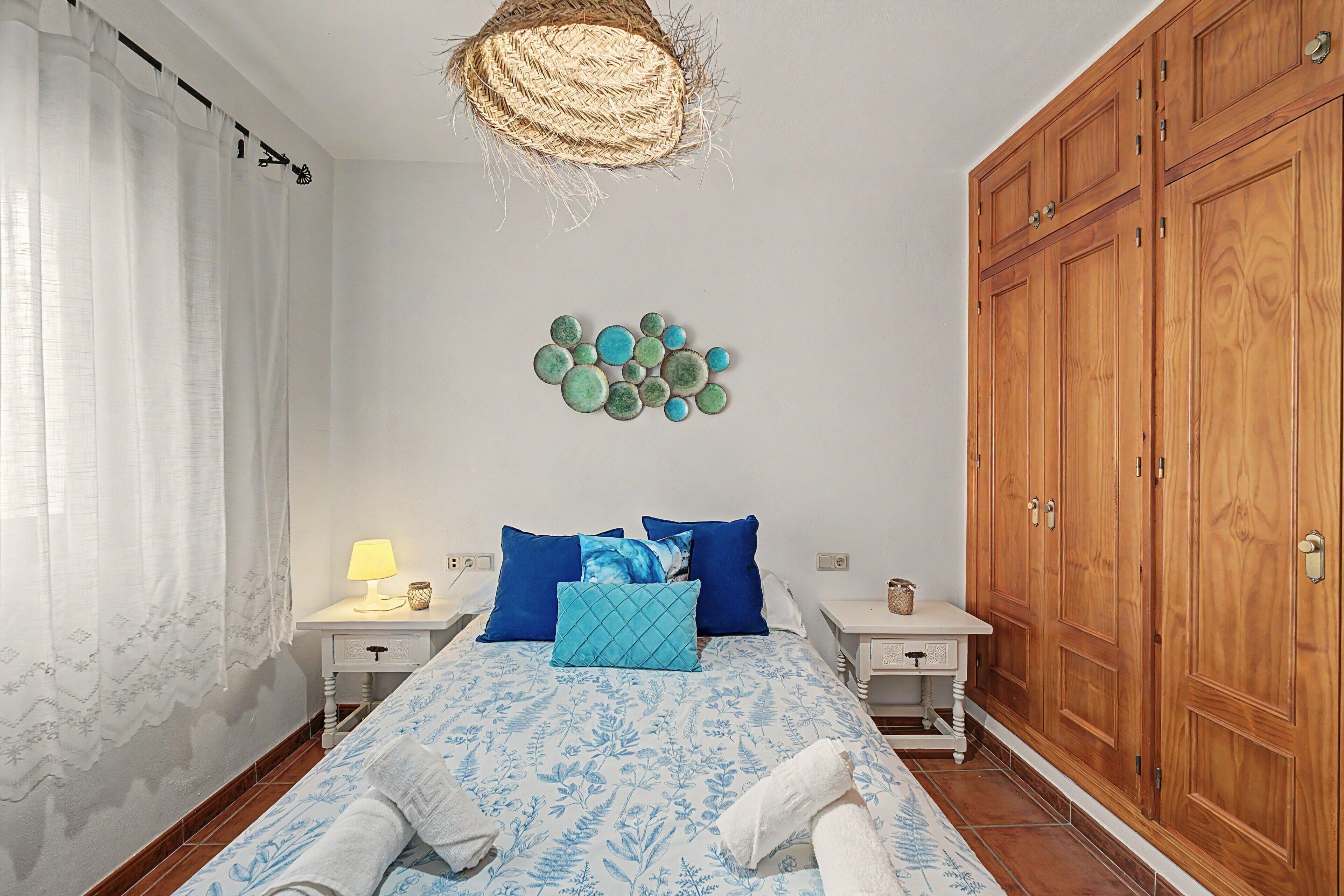 4 bedrooms, iron/ironing board, WiFi (free), bed sheets